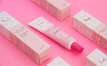 foto produk kecantikan dengan latar berwarna pink