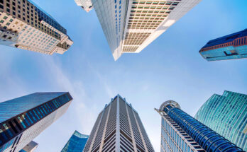 Gedung-gedung pencakar langit menjulang tinggi